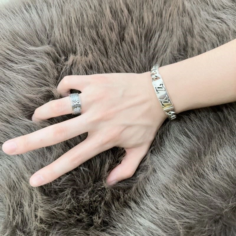 Versatile Louis Vuitton Bracelets 249631