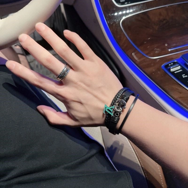 Louis Vuitton Bracelets Sleek 249624