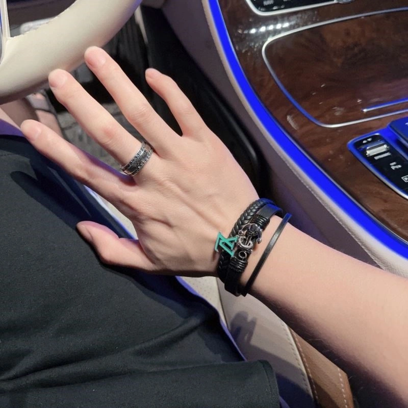 Louis Vuitton Bracelets Sleek 249624