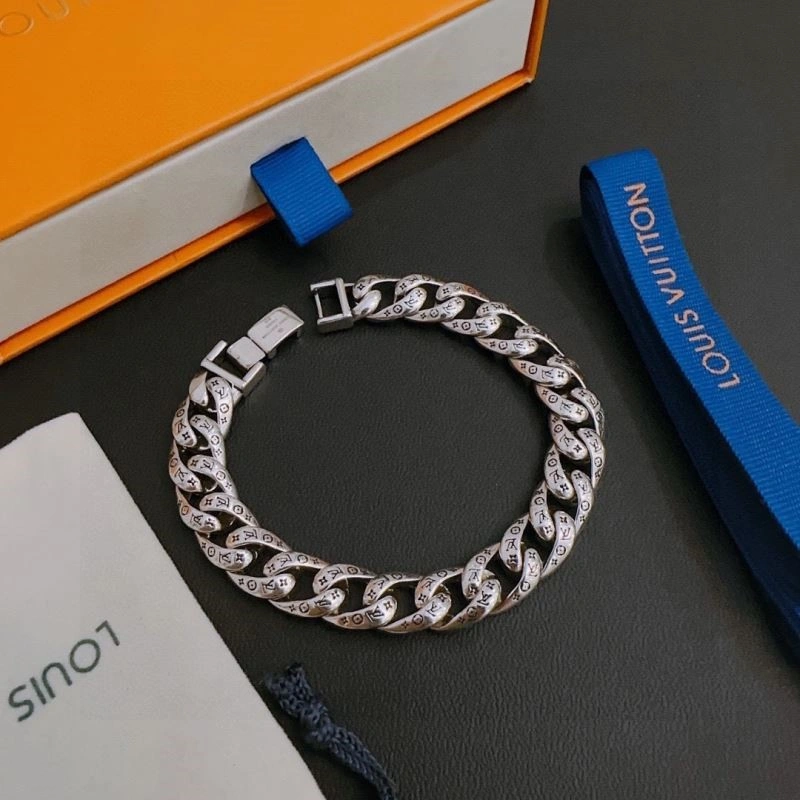 Sleek Louis Vuitton Bracelets 249570