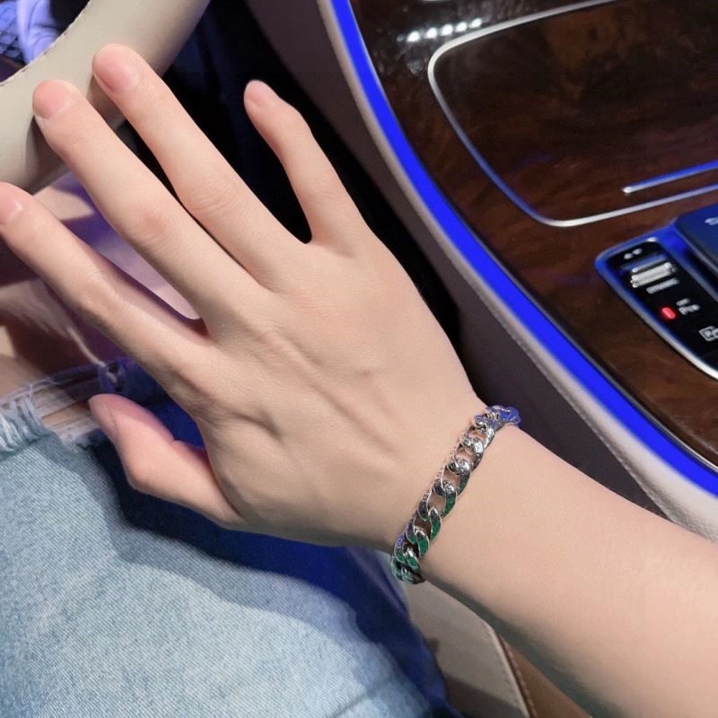 Sleek Louis Vuitton Bracelets 249570