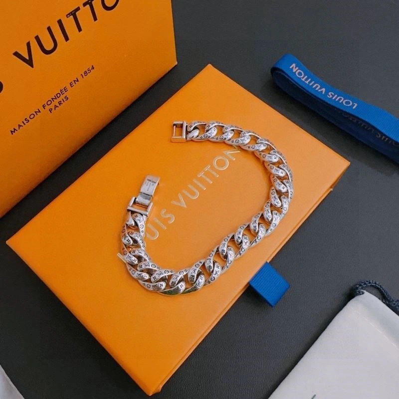 Sleek Louis Vuitton Bracelets 249570