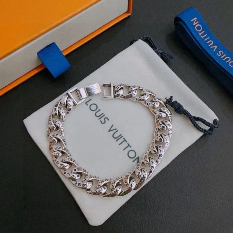 Sleek Louis Vuitton Bracelets 249570