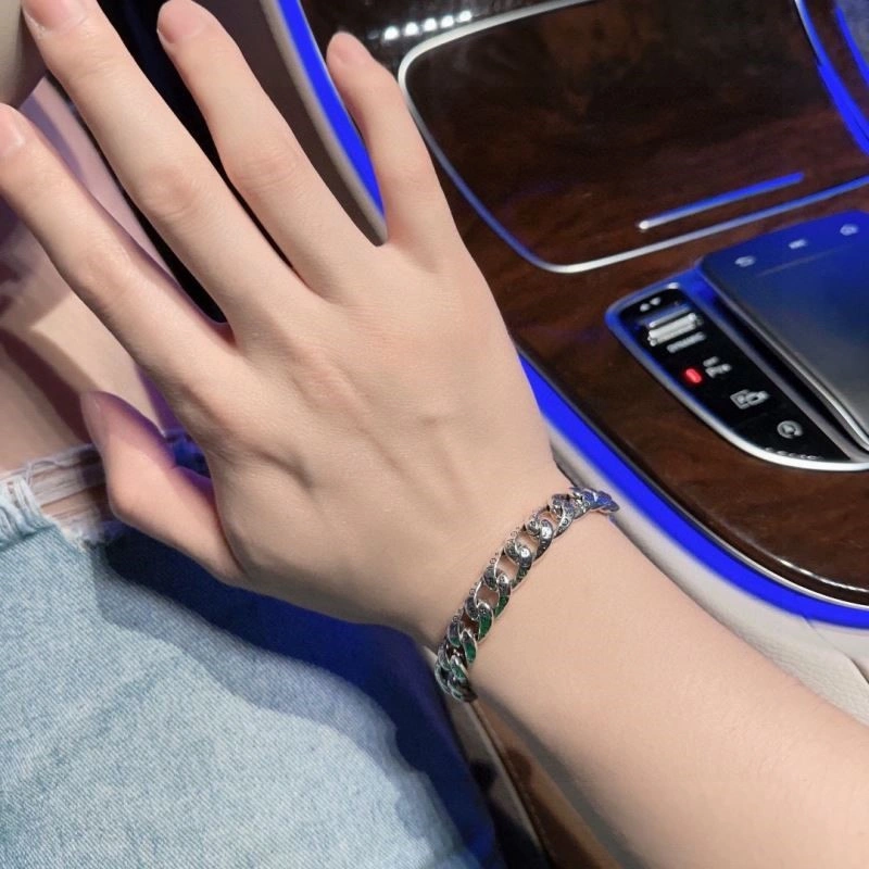 Sleek Louis Vuitton Bracelets 249570