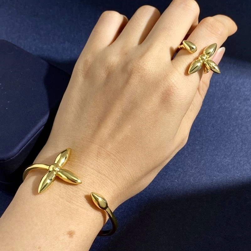 Refined Louis Vuitton Bracelets 249577