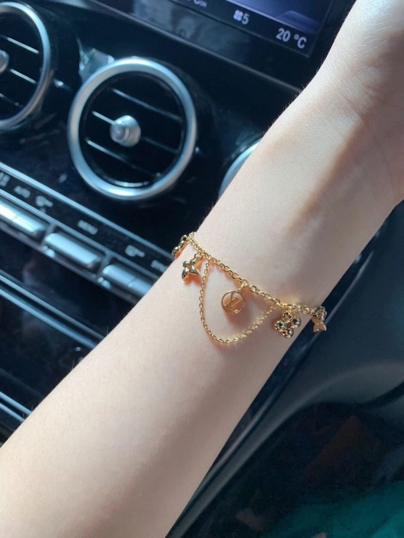 Louis Vuitton Bracelets FashionForward 249554