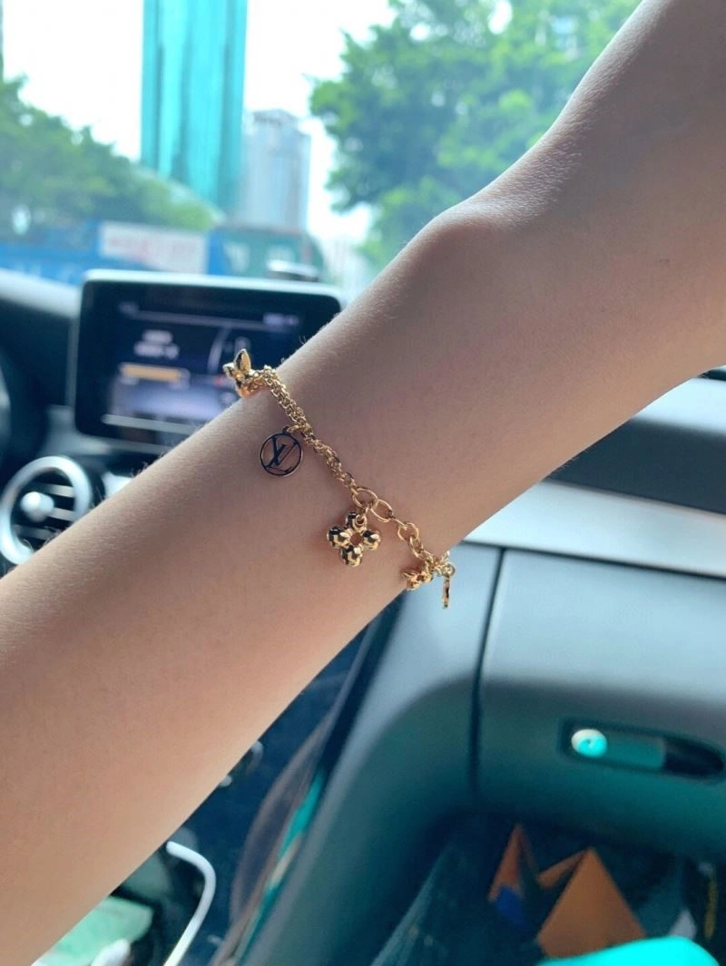 Louis Vuitton Bracelets FashionForward 249554