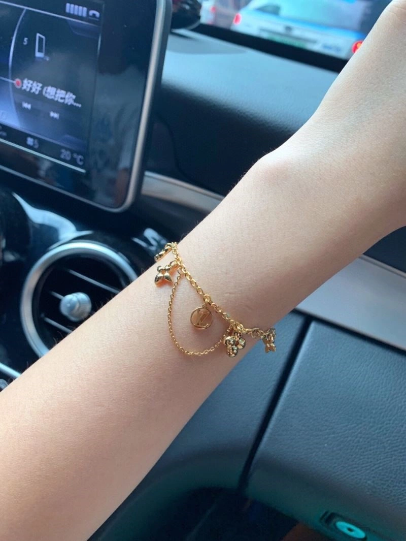 Louis Vuitton Bracelets FashionForward 249554