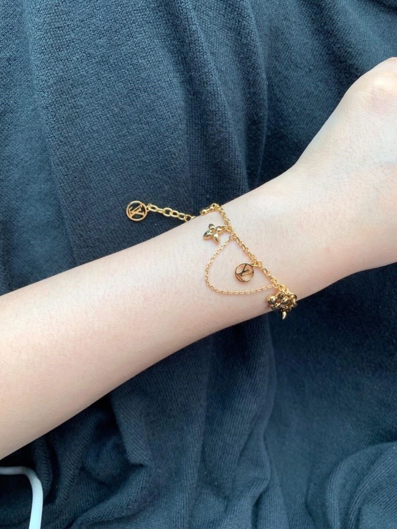 Louis Vuitton Bracelets FashionForward 249554