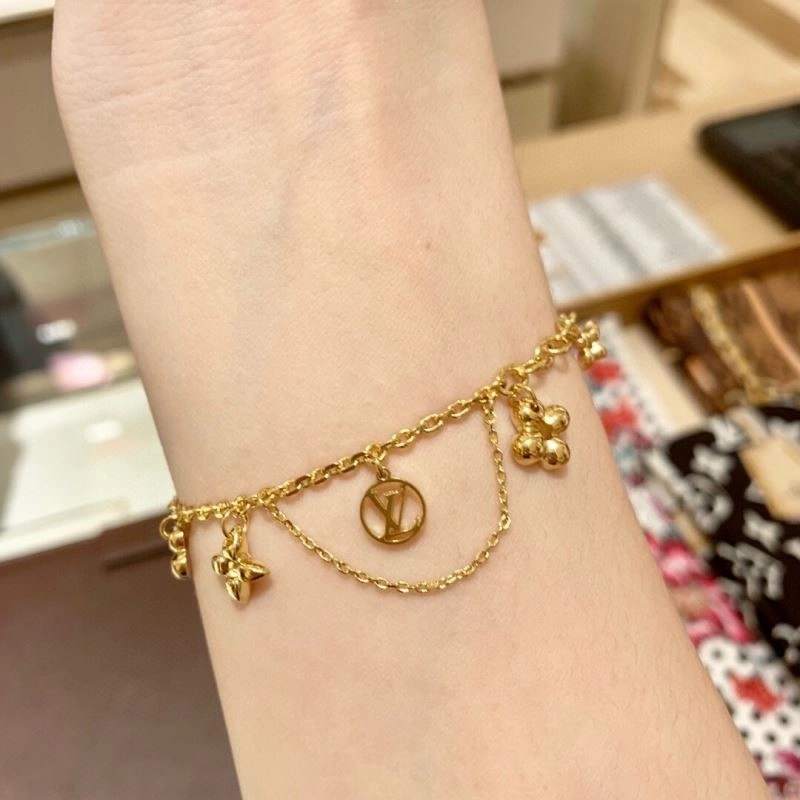 Louis Vuitton Bracelets FashionForward 249554