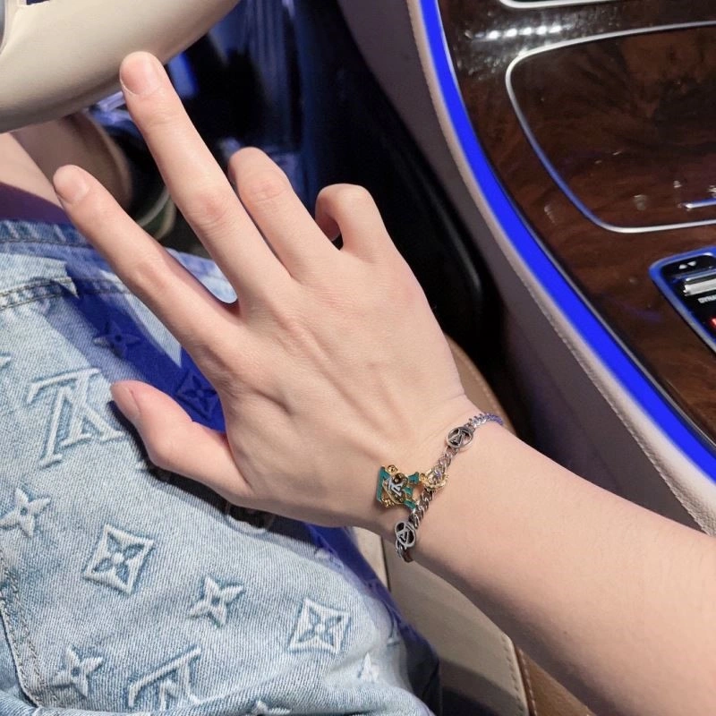 Chic Louis Vuitton Bracelets 249553