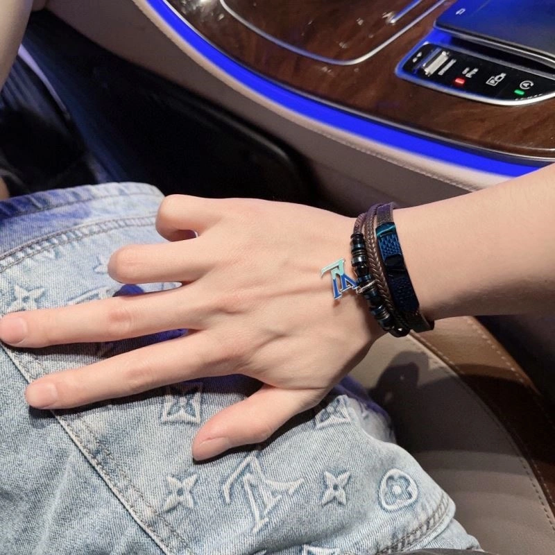 Louis Vuitton Bracelets Attractive 249551