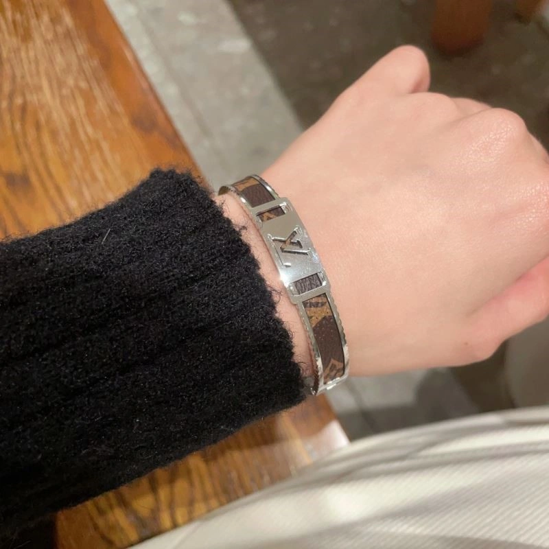 Minimalist Louis Vuitton Bracelets 249549