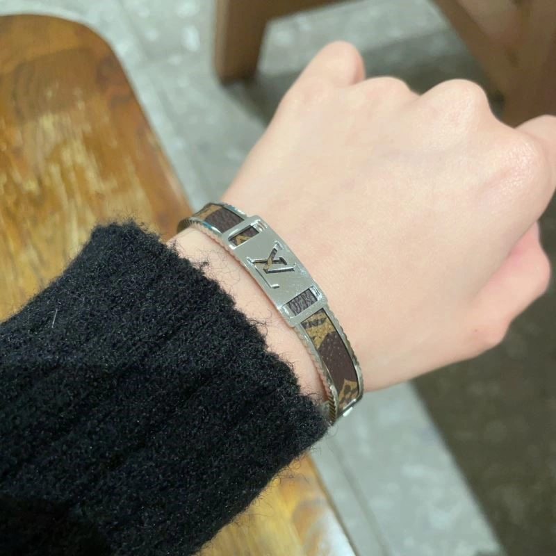 Minimalist Louis Vuitton Bracelets 249549