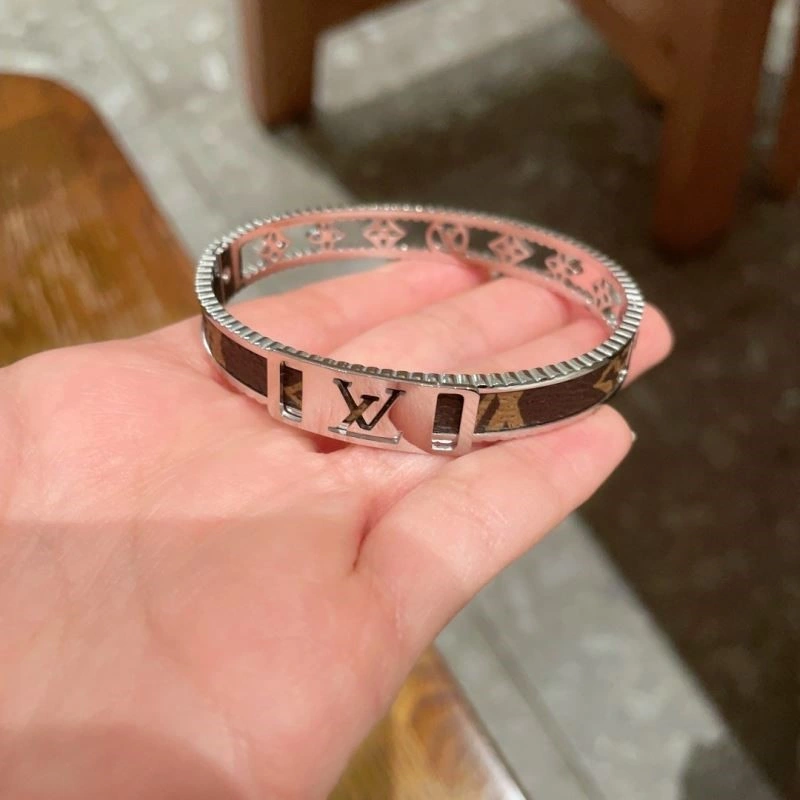 Minimalist Louis Vuitton Bracelets 249549