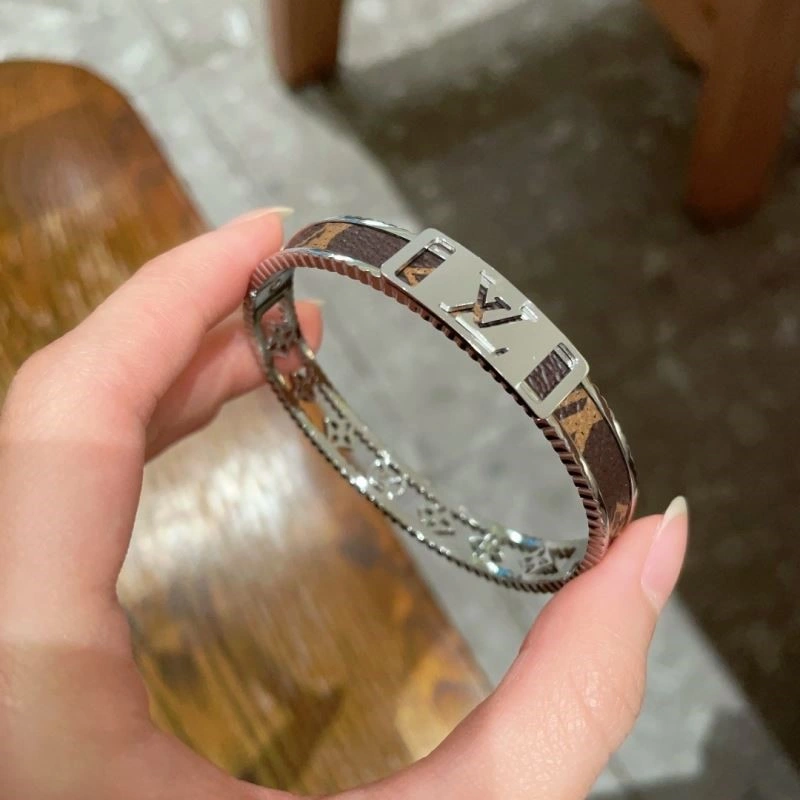 Minimalist Louis Vuitton Bracelets 249549