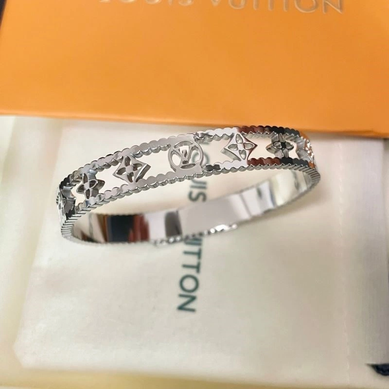 Minimalist Louis Vuitton Bracelets 249549