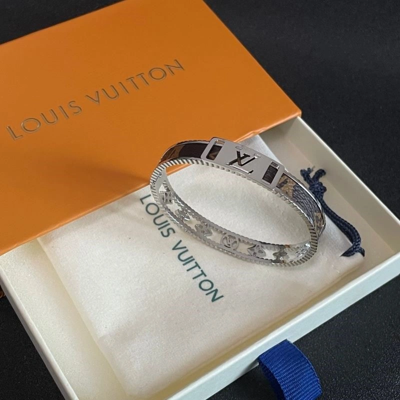 Minimalist Louis Vuitton Bracelets 249549
