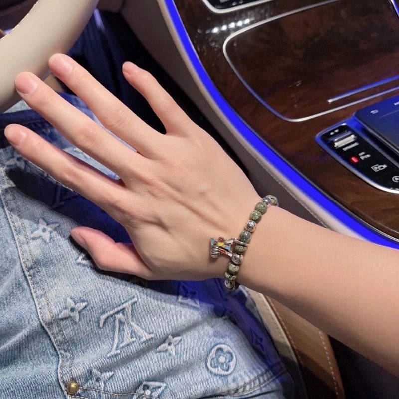 MoistureWicking Louis Vuitton Bracelets 249182