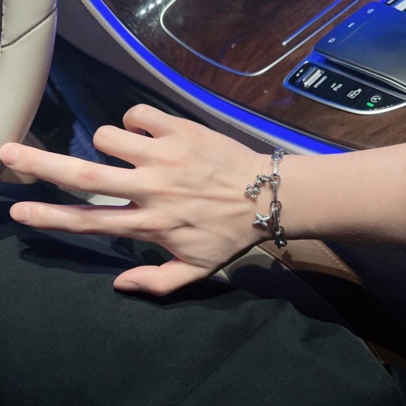 Fashionable Louis Vuitton Bracelets 249179