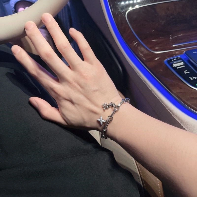 Fashionable Louis Vuitton Bracelets 249179