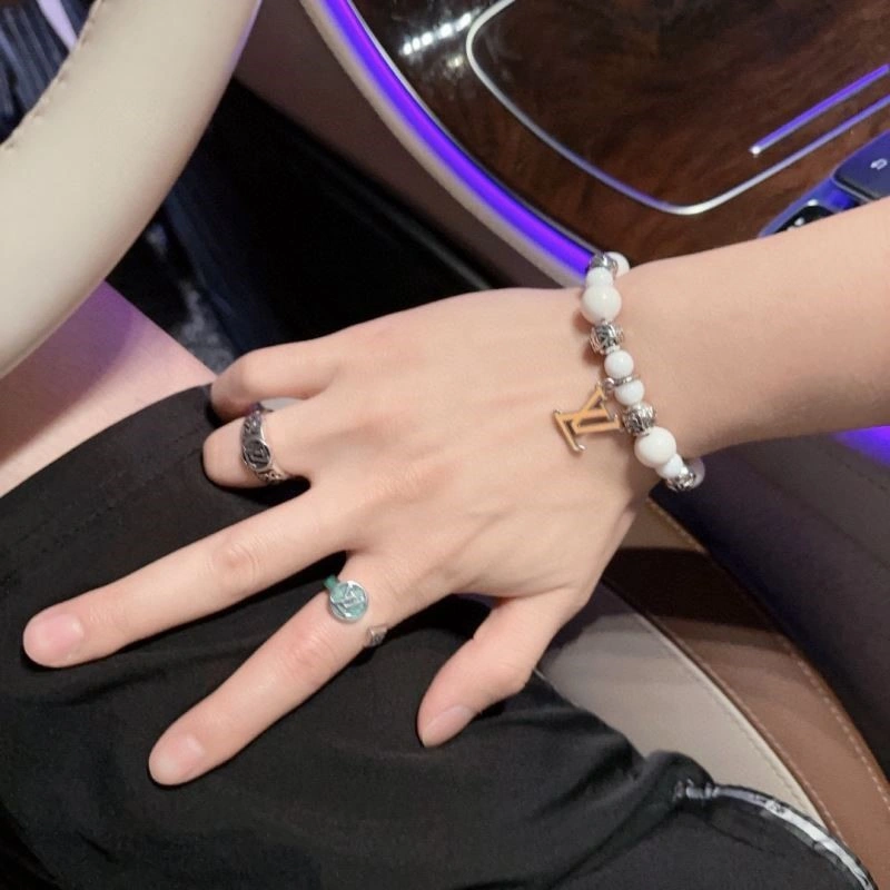 Premium Louis Vuitton Bracelets 249147
