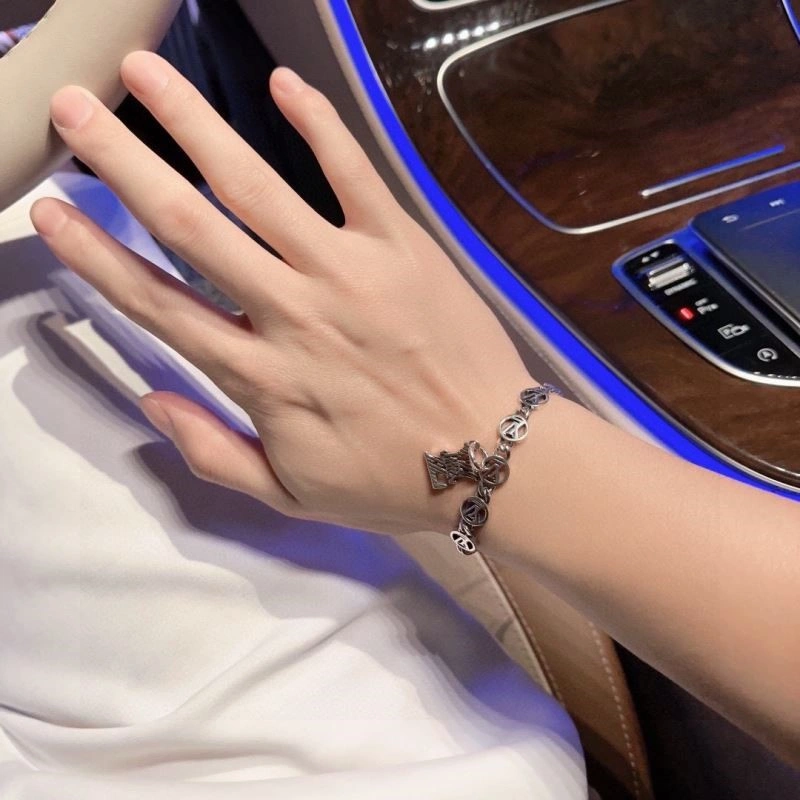 Louis Vuitton Bracelets Supportive 249131