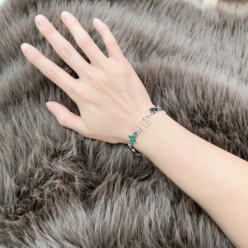 DailyWear Louis Vuitton Bracelets 249130