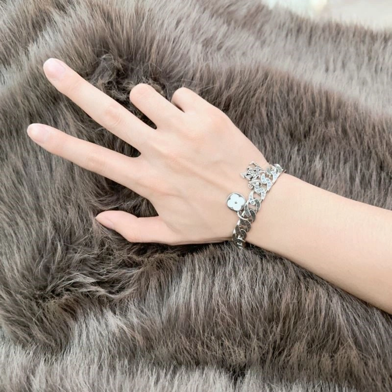 Sleek Louis Vuitton Bracelets 249129