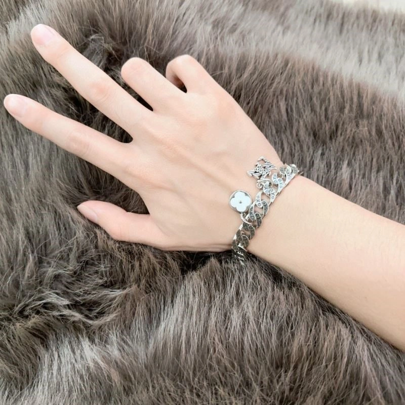 Sleek Louis Vuitton Bracelets 249129