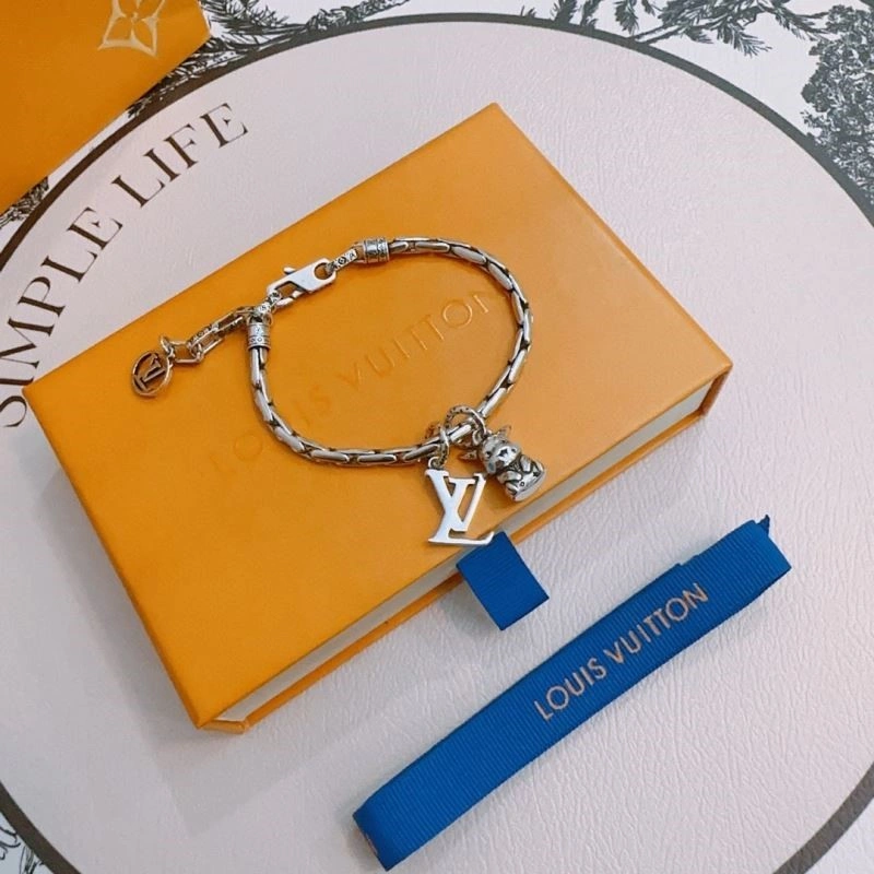 Louis Vuitton Bracelets FashionForward 249135