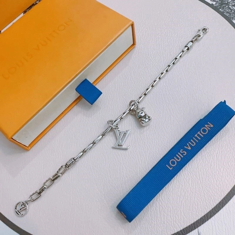 Louis Vuitton Bracelets FashionForward 249135