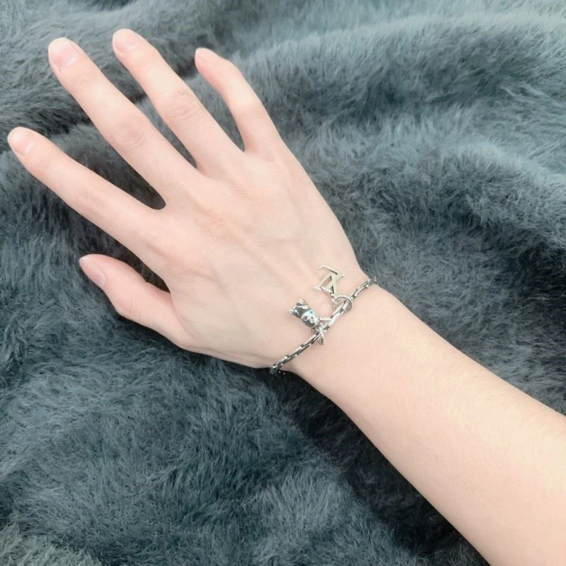 Louis Vuitton Bracelets FashionForward 249135