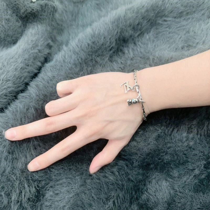 Louis Vuitton Bracelets FashionForward 249135