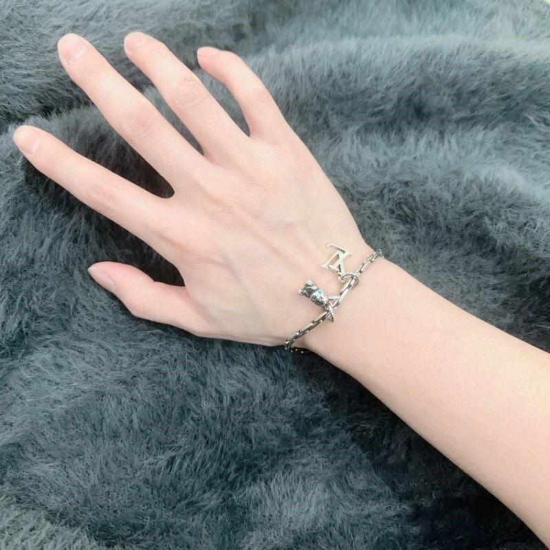 Louis Vuitton Bracelets FashionForward 249135