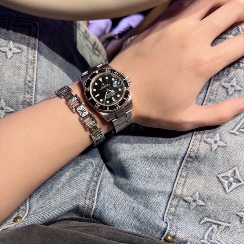 Versatile Louis Vuitton Bracelets 248801