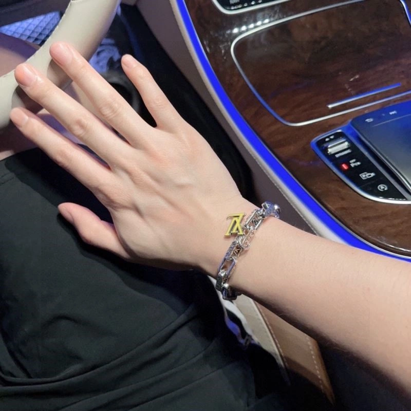 Minimalist Louis Vuitton Bracelets 248797