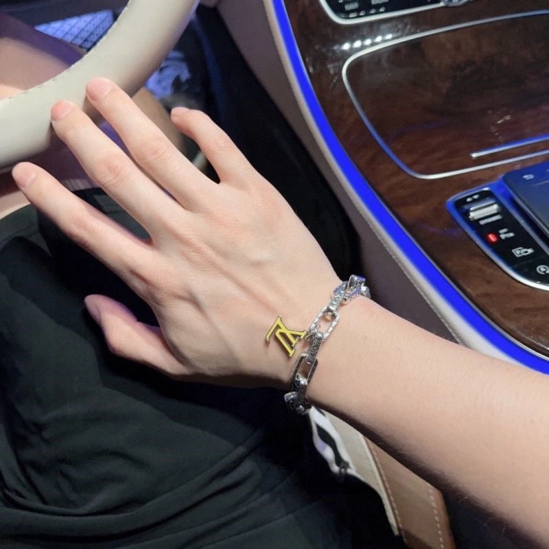 Minimalist Louis Vuitton Bracelets 248797