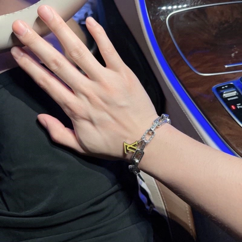 Minimalist Louis Vuitton Bracelets 248797