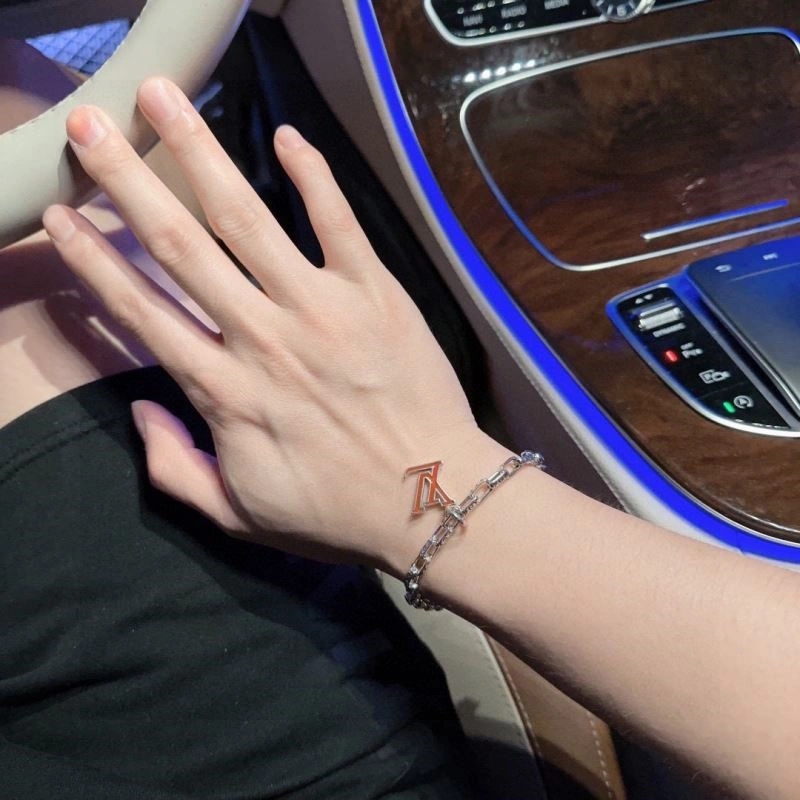 Sleek Louis Vuitton Bracelets 248734