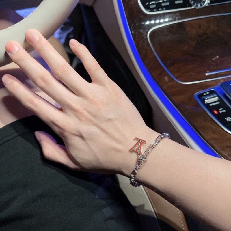 Sleek Louis Vuitton Bracelets 248734