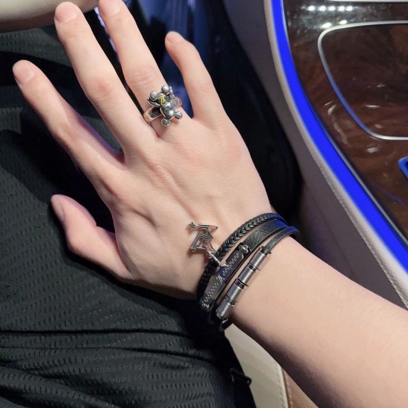 Snug Louis Vuitton Bracelets 248752