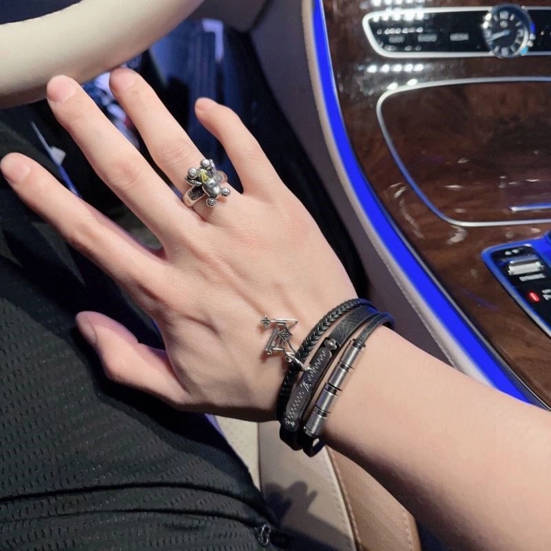 Snug Louis Vuitton Bracelets 248752