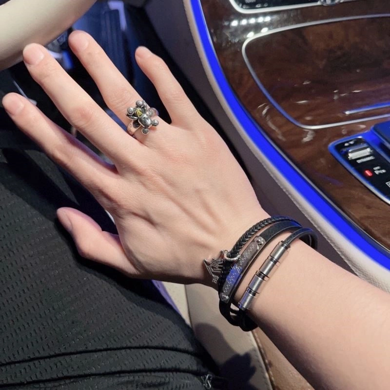 Snug Louis Vuitton Bracelets 248752