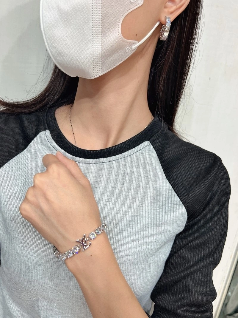 Supportive Louis Vuitton Bracelets 248732