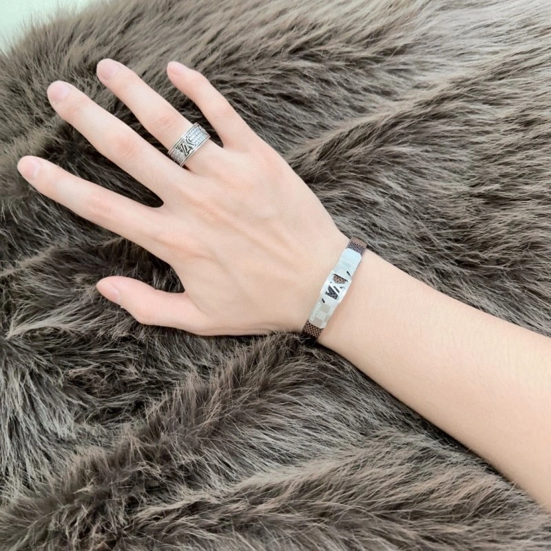 Louis Vuitton Bracelets Sporty 248694