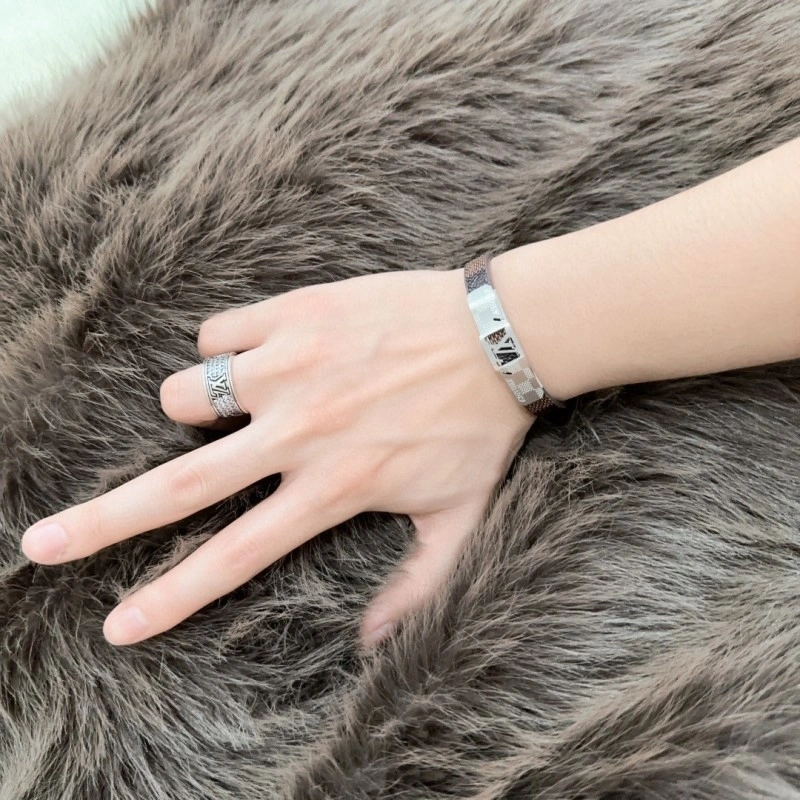 Louis Vuitton Bracelets Sporty 248694