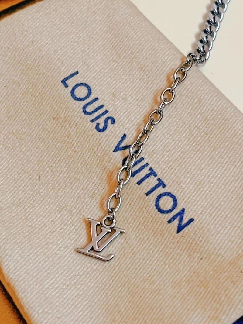 UrbanChic Louis Vuitton Bracelets 248366