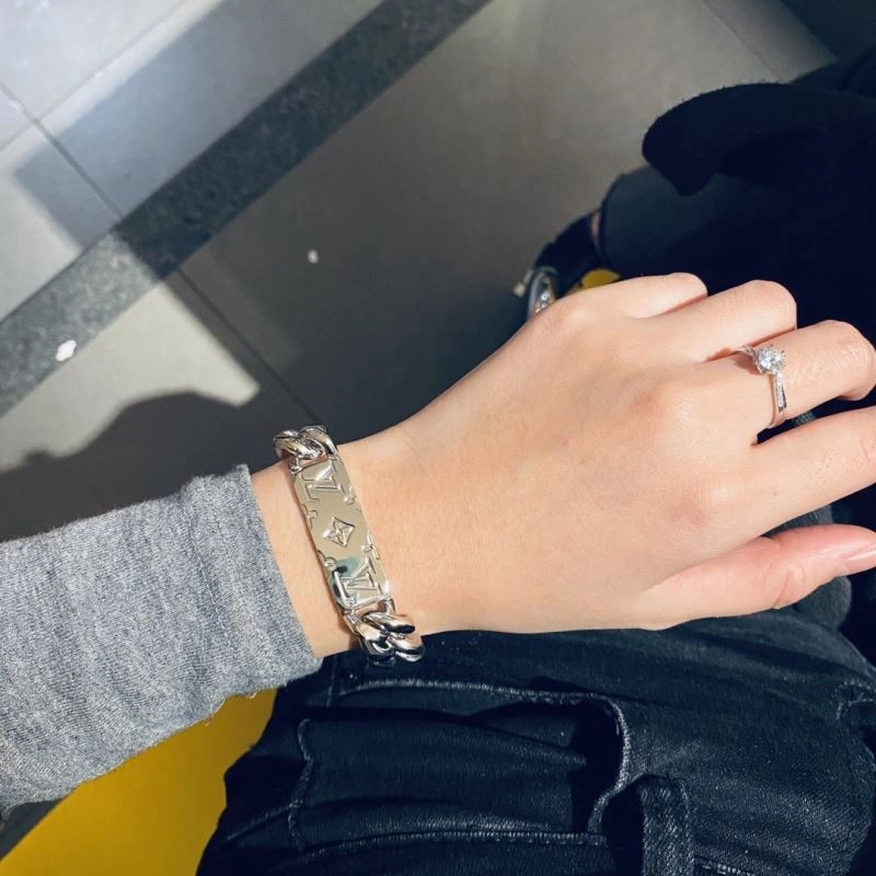 Louis Vuitton Bracelets UrbanChic 256838