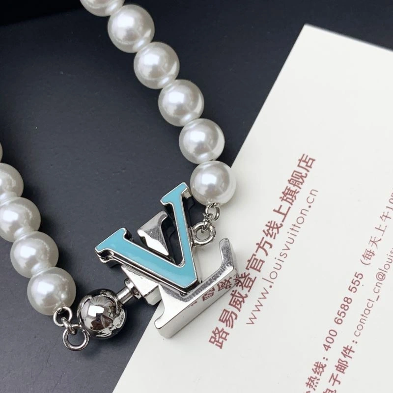 Snug Louis Vuitton Bracelets 256832